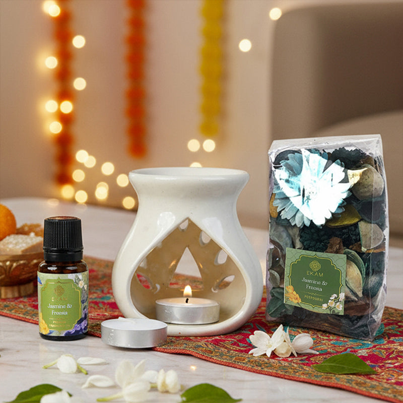 Jasmine &amp; Freesia Ceramic Oil Warmer &amp; Potpourri Gift Set